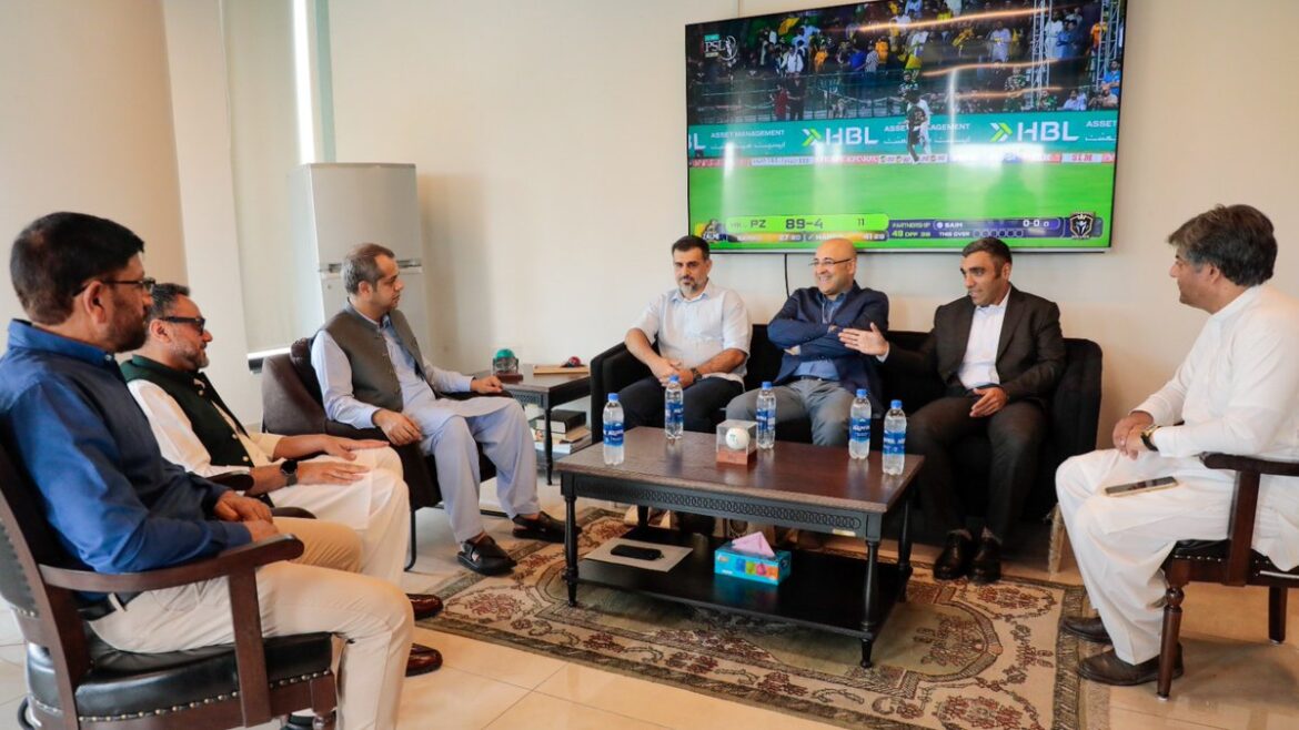 ایرانی کرکٹ ایسوسی ایشن کے وفد نے لاہور میں پی سی بی ہیڈکوارٹرز کا دورہ کیا۔ دونوں فریقین نے ایرانی ٹیموں کو پاکستانی کوچز کی تربیت دینے پر اتفاق کیا۔
