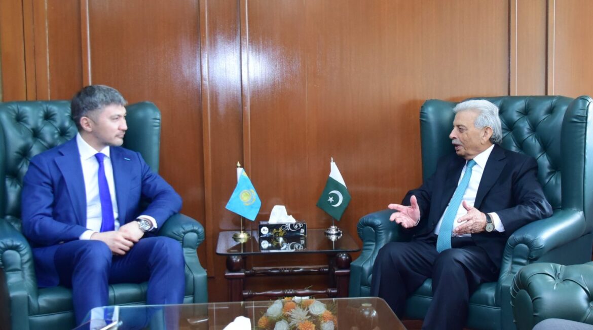 پاکستان اور قازقستان نے زرعی تجارت، سرمایہ کاری اور مشینری میں تعاون بڑھانے پر اتفاق کیا ہے۔ قازقستان نے پاکستان کو گندم فراہم کرنے میں دلچسپی ظاہر کی۔