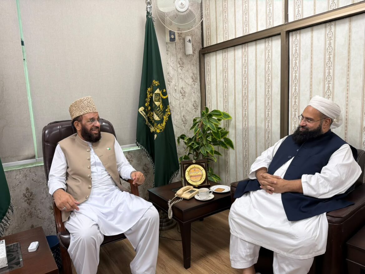 طاہر اشرفی نے وفاقی وزیر مذہبی امور سردار محمد یوسف سے ملاقات کی۔ سیرت کانفرنس، حج انتظامات اور بین المذاہب ہم آہنگی پر تبادلہ خیال کیا گیا۔