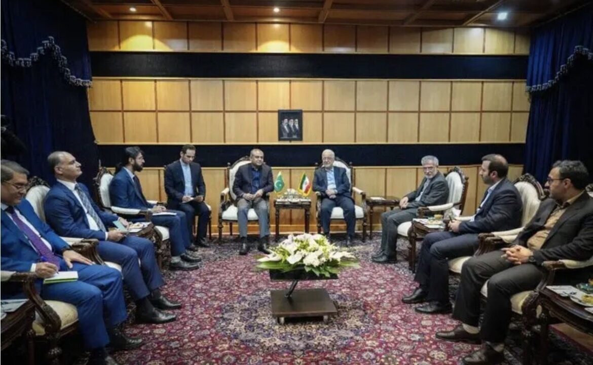 ایران نے پاکستان کے ساتھ موجودہ سرحدی گزرگاہیں 24 گھنٹے فعال کرنے کا اعلان کیا ہے۔ کوہک میں نئی گزرگاہ بھی کھولی جائے گی۔