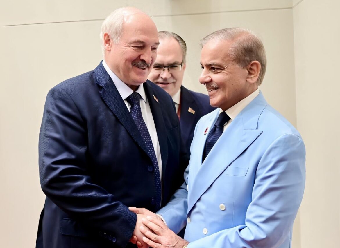 وزیراعظم شہباز شریف اور بیلاروس کے صدر لوکاشینکو نے تجارت، صنعت، زراعت، آئی ٹی اور فنی تربیت میں تعاون بڑھانے پر اتفاق کیا۔