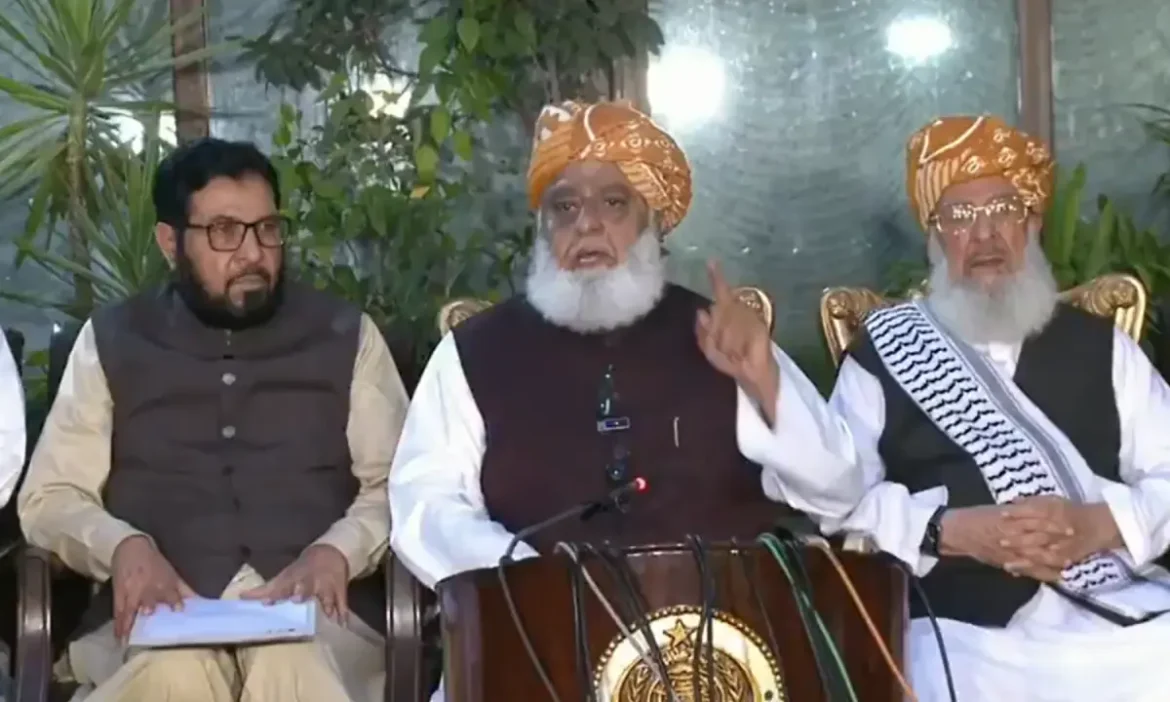 مولانا فضل الرحمان نے خیبر پختونخوا میں گورنر راج اور ایمرجنسی مسترد کر دی۔ انہوں نے حکومت پر وعدے پورے نہ کرنے کا الزام بھی لگایا۔
