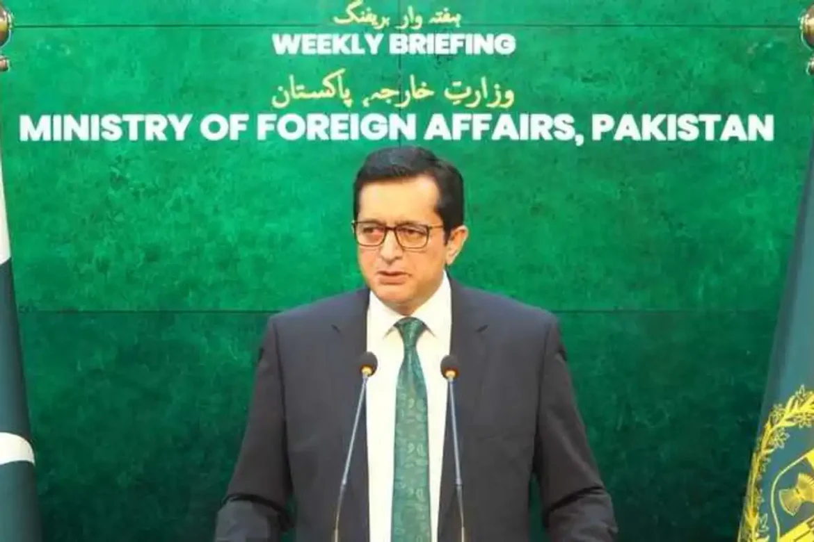 پاکستان نے ایران سے متعلق تمام قابلِ اطلاق پابندیوں کی پاسداری کا اعلان کیا ہے۔ دفتر خارجہ نے مذاکرات اور سفارت کاری کی حمایت بھی کی۔