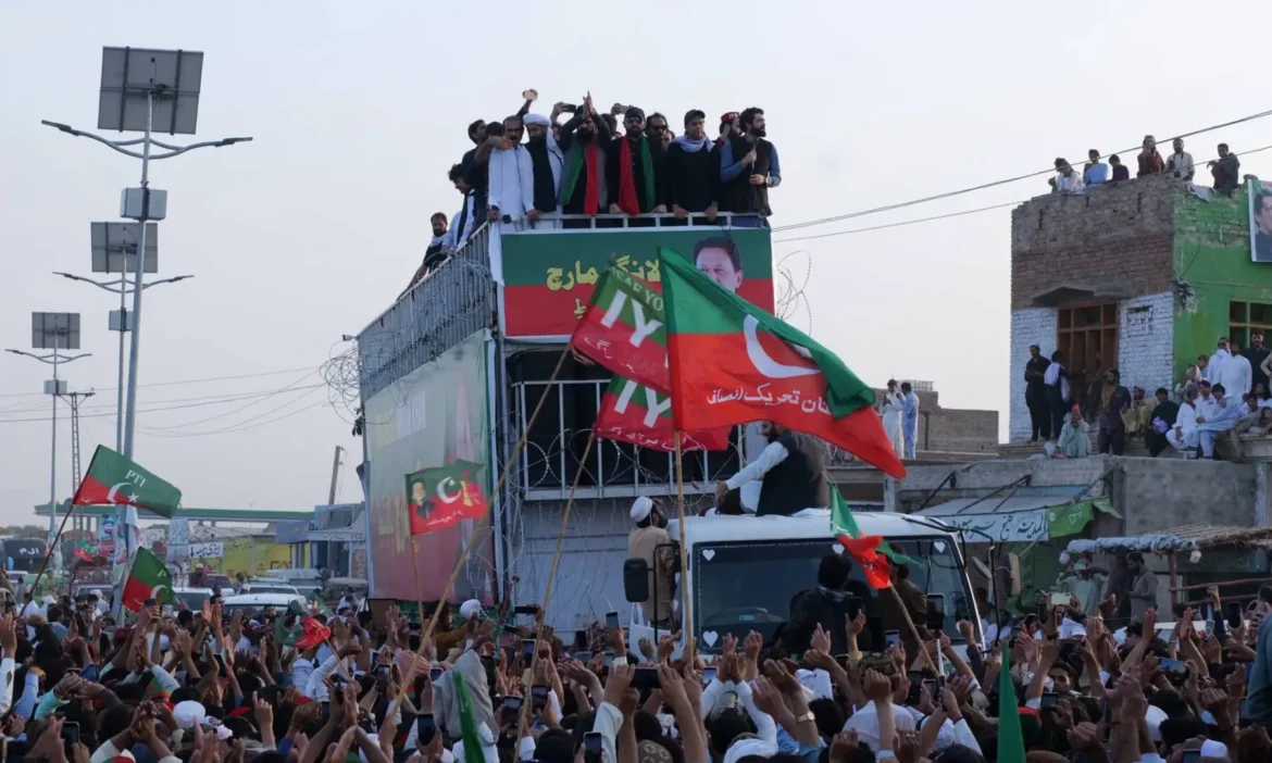 وزیراعلیٰ خیبر پختونخوا سہیل آفریدی کی قیادت میں پی ٹی آئی کا لانگ مارچ لکی مروت سے کرک پہنچ گیا۔ قافلہ اسلام آباد کی جانب رواں ہے۔
